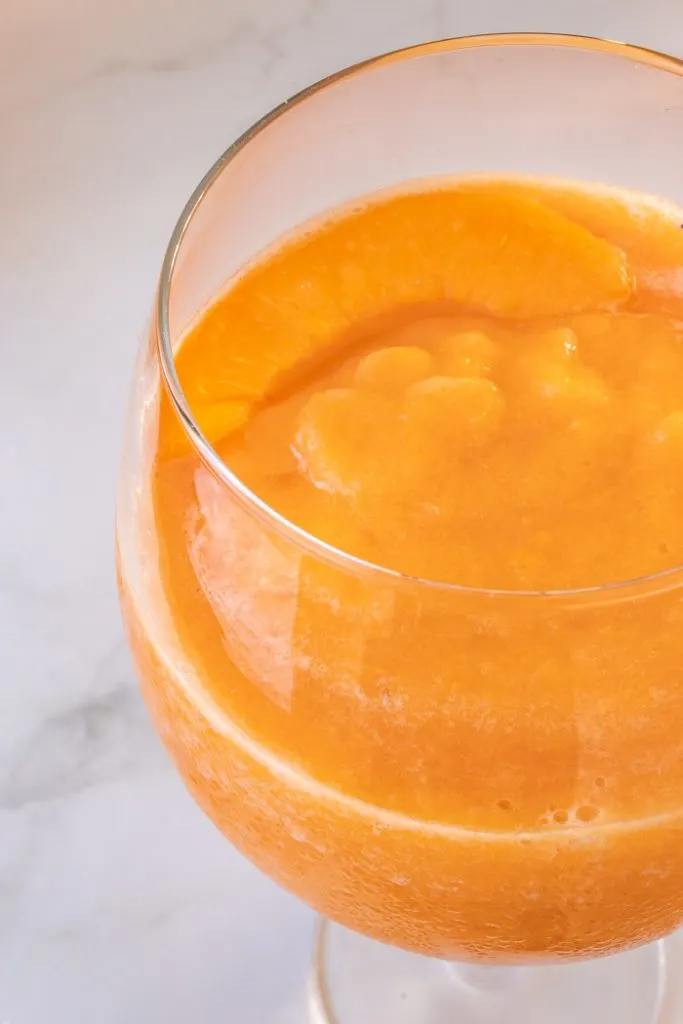 Closeup Peach Frosé